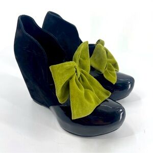 Kron by Kronkron Shoes Wedges Iceland
Black Suede Green Bows EU 38